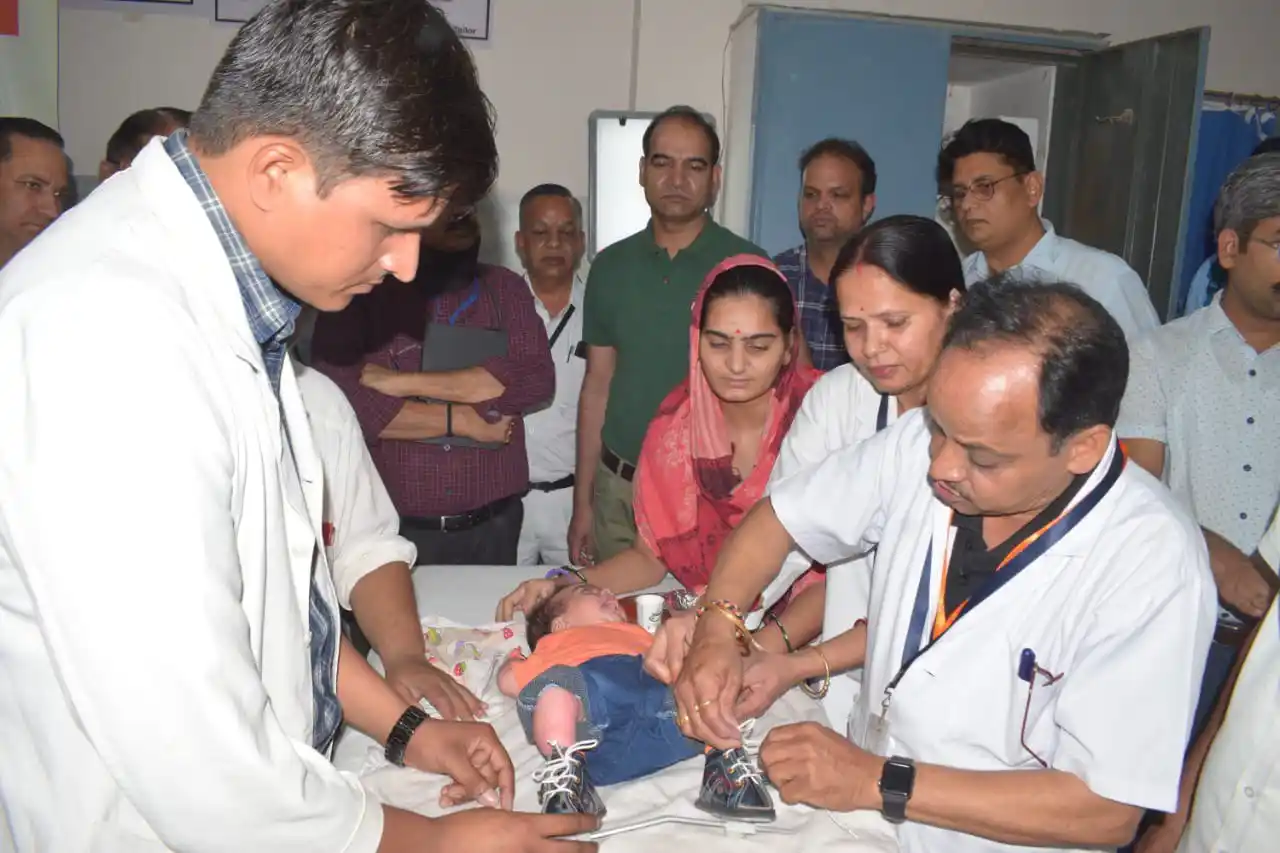 Akshay Seva Sanstha provided free club foot shoes to children with congenital deformities